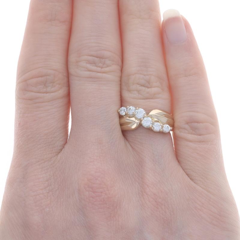 Bague croisée en or jaune à zircon cubique - 14k Brillant rond .68ctw Excellent état - En vente à Greensboro, NC