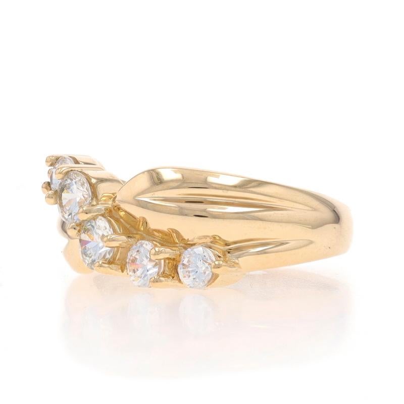 Bague croisée en or jaune à zircon cubique - 14k Brillant rond .68ctw Pour femmes en vente