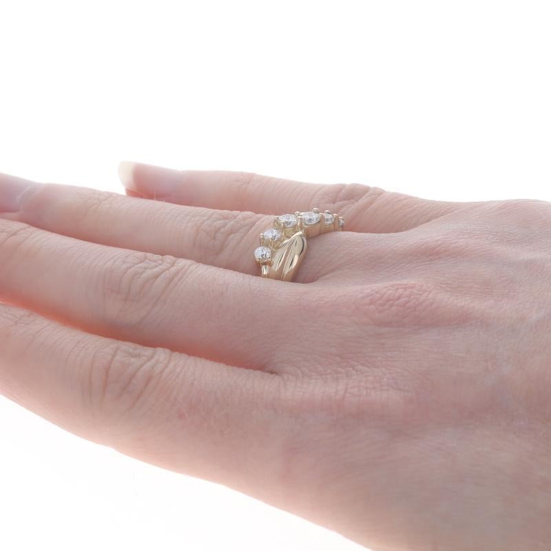 Bague croisée en or jaune à zircon cubique - 14k Brillant rond .68ctw en vente 1
