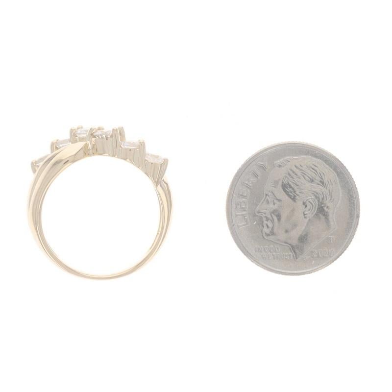 Bague croisée en or jaune à zircon cubique - 14k Brillant rond .68ctw en vente 2