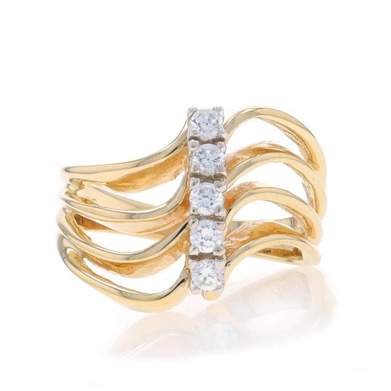 Taille : 6 1/4
Frais de taille : Up&Up 3 tailles pour 30 $ ou Down 1 1/2 tailles pour 30 $.

Contenu métallique : Or jaune 10k et or blanc 10k

Informations sur les pierres

Zirconias cubiques
Carat(s) : .22ctw dew
Coupe : Brillant rond
Couleur :