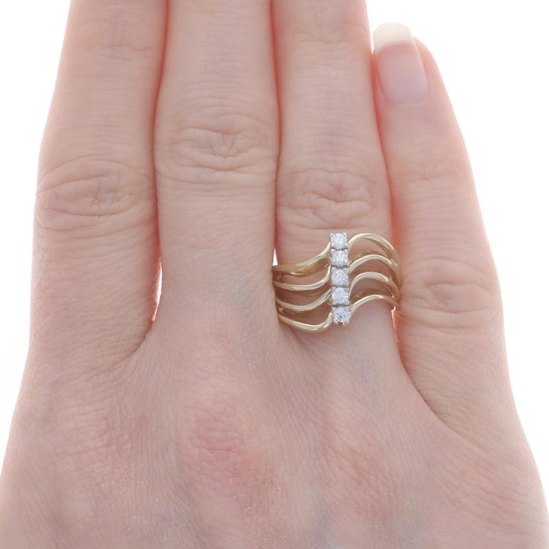 Bague en or jaune à cinq pierres en zircon cubique - 10k Coupe ronde .22ctw Wave Excellent état - En vente à Greensboro, NC