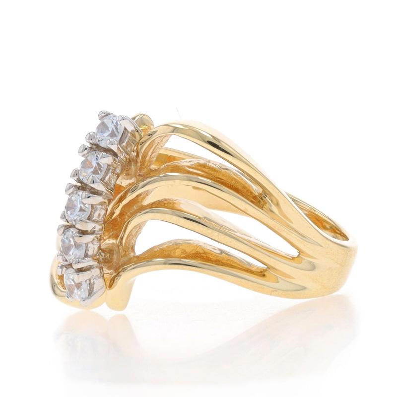 Bague en or jaune à cinq pierres en zircon cubique - 10k Coupe ronde .22ctw Wave Pour femmes en vente