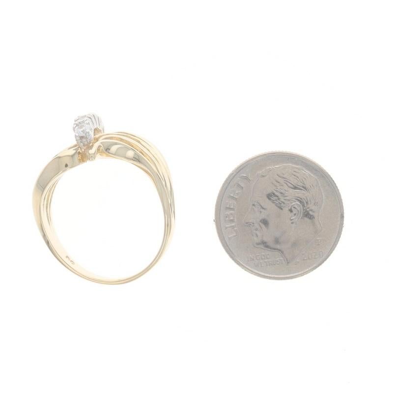 Bague en or jaune à cinq pierres en zircon cubique - 10k Coupe ronde .22ctw Wave en vente 1
