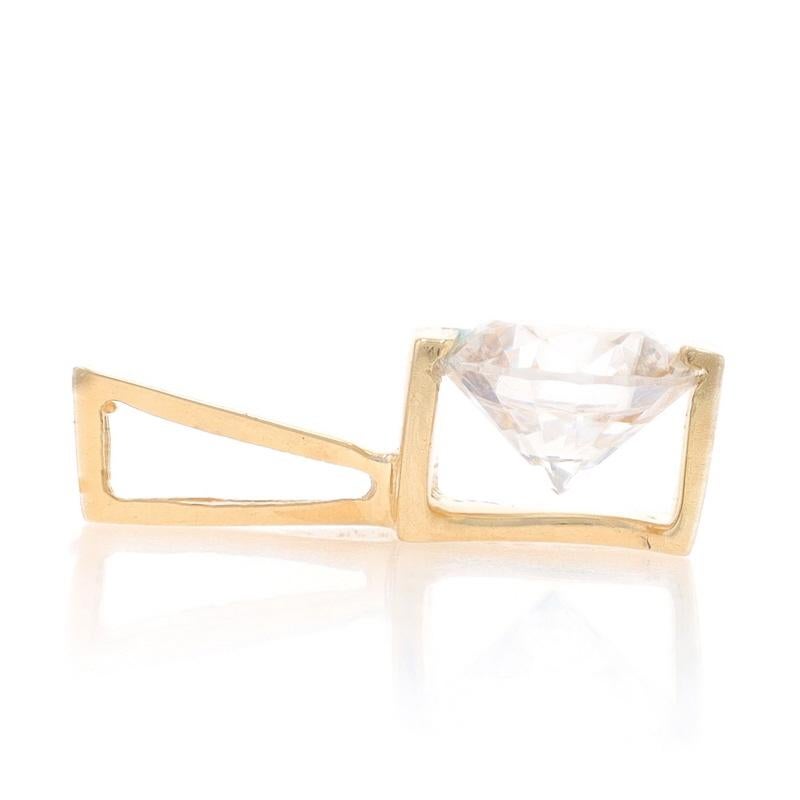 Ciondolo solitario in oro giallo con zirconia cubica 14k a brillante rotondo .90ctw In condizioni ottime in vendita a Greensboro, NC