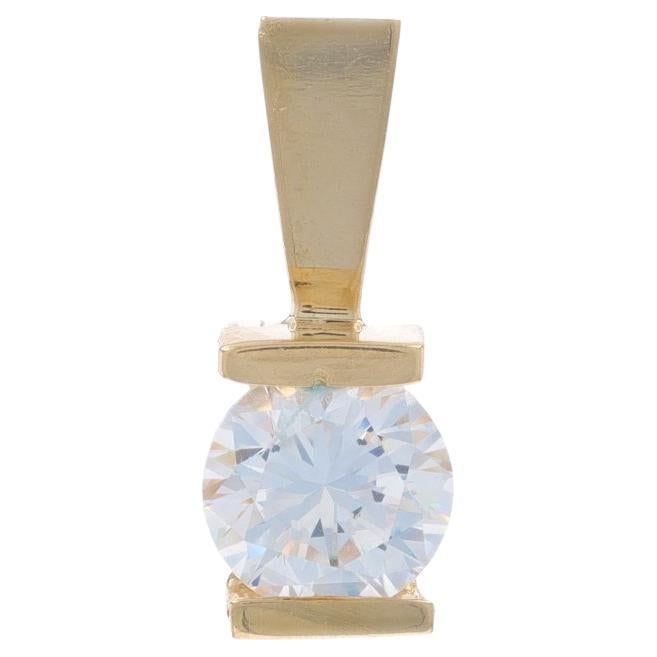 Ciondolo solitario in oro giallo con zirconia cubica 14k a brillante rotondo .90ctw in vendita