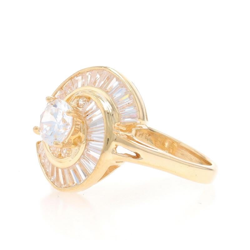 Donna Anello a spirale in oro giallo con zirconi tondi e baguette da 3,00 carati 14k in vendita