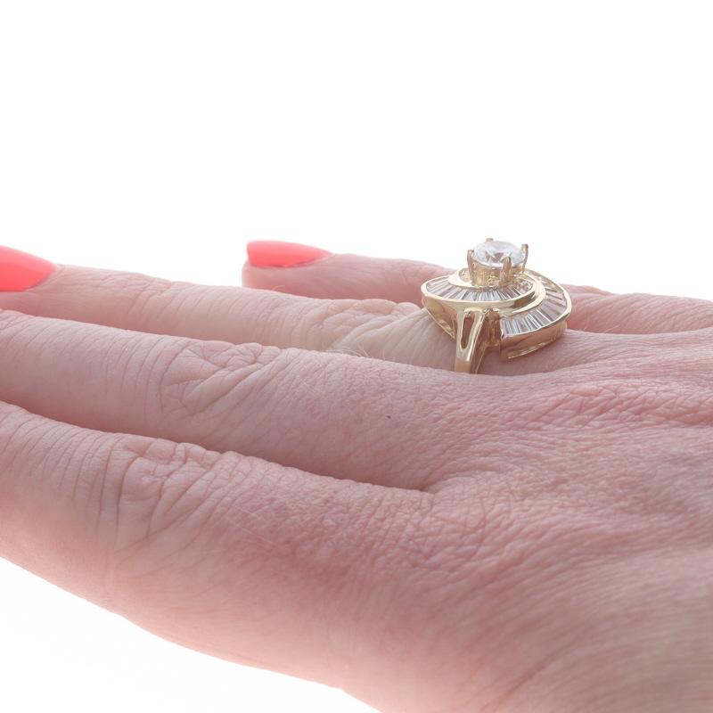Anello a spirale in oro giallo con zirconi tondi e baguette da 3,00 carati 14k in vendita 1