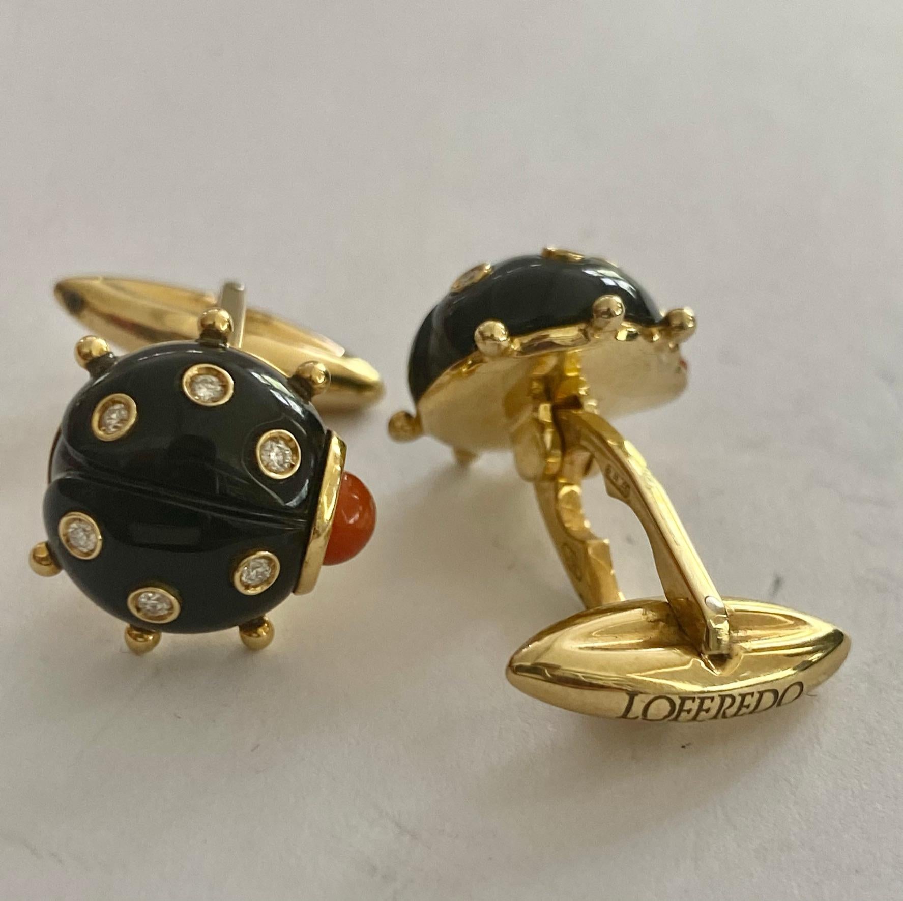 One (10 pairs of 18K yellow gold cufflinks in the shape of our Ladybird.
Signed; Loffredo (Italy)
Black enamel and set with 6 brilliant cut diamonds and a piece of red coral.
size: 14 x 14 x 6 mm
dimensions: back plate: 17 x 3 x 5 mm
Weight: 11.67