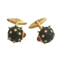 Manschettenknöpfe aus Gelbgold, Ladybird mit schwarzer Emaille, Diamanten in Koralle, Lofredo