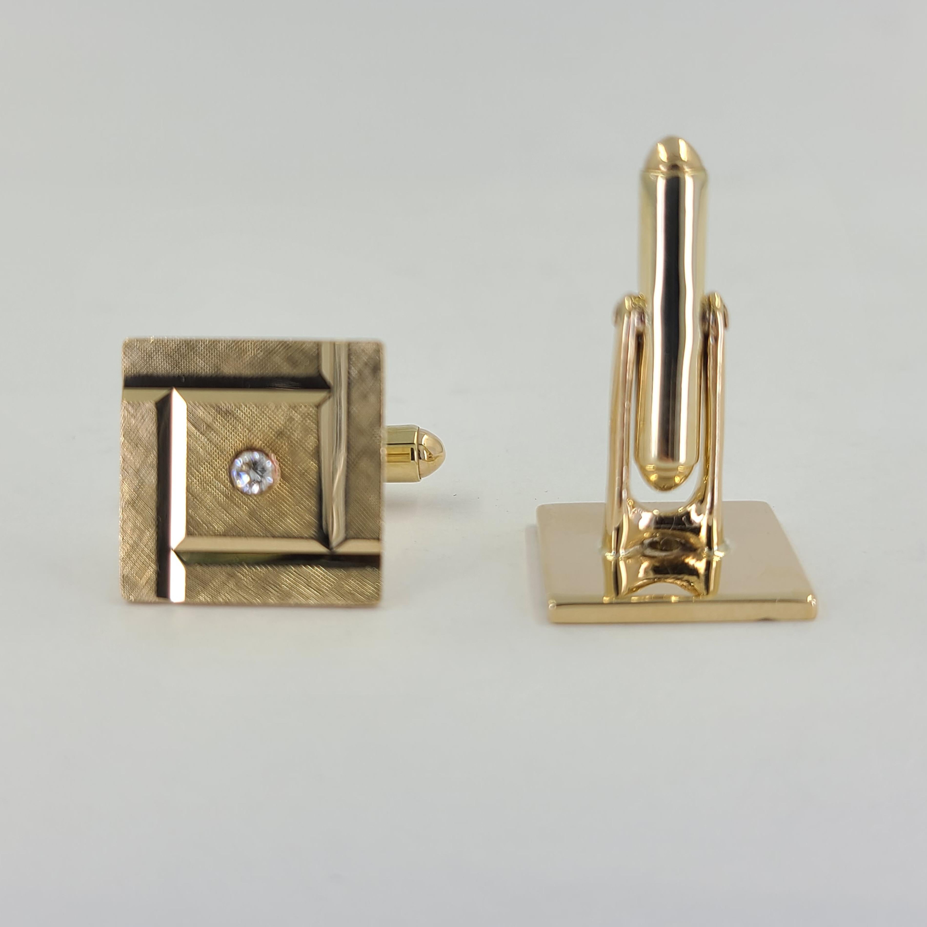 Gemelli in oro giallo 14 carati con texture fiorentina e 2 diamanti rotondi di purezza VS e colore G/H per un totale di 0,10 carati. Il peso finito è di 14.2 grammi. Retro stile Torpedo. Diametro di 0,63 pollici.