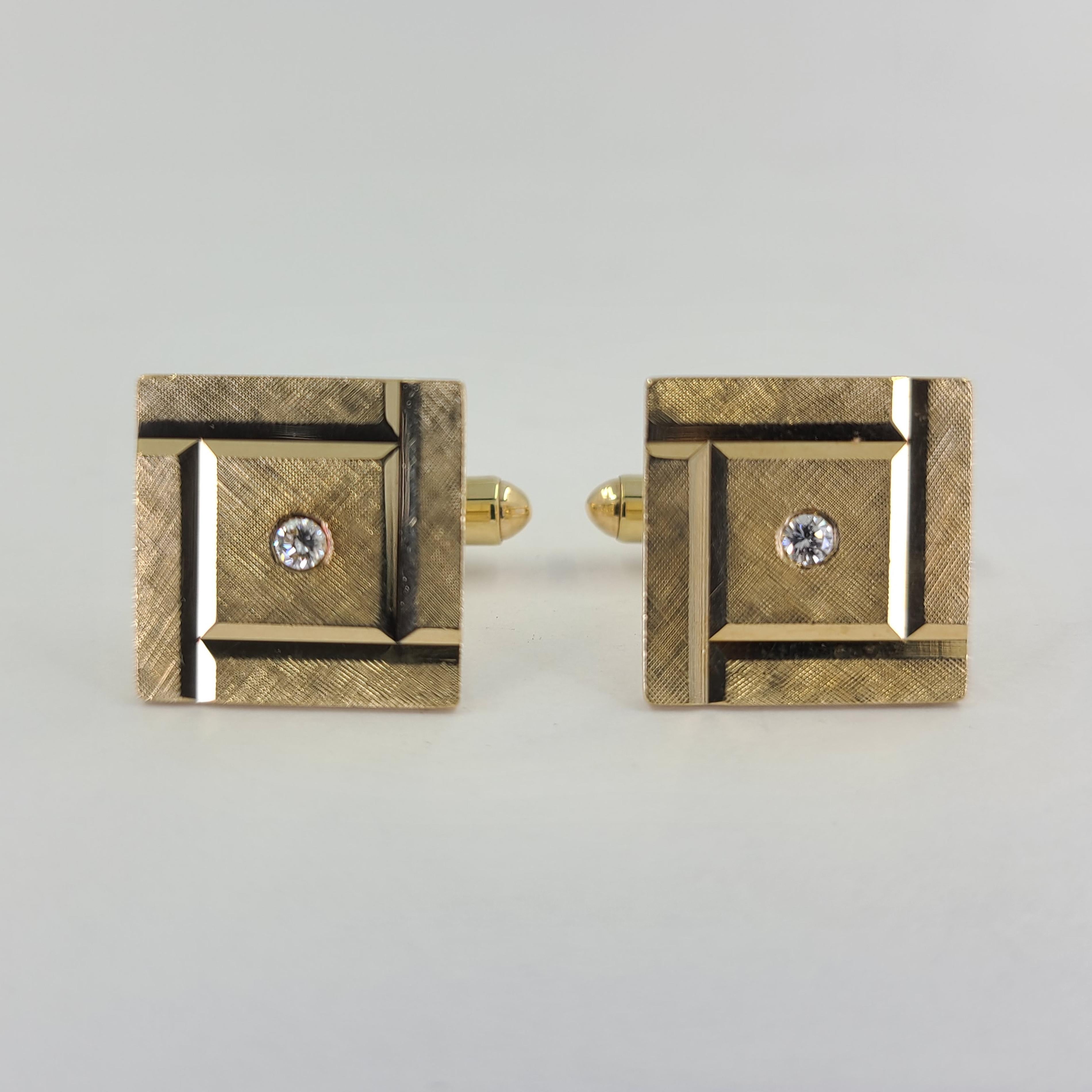 Round Cut Yellow Gold Cufflinks with Diamond Center & Florentine Engraved Finish For Sale