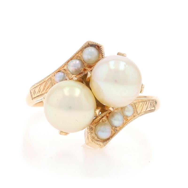 Taille : 6
Frais de taille : Up&Up 2 tailles pour $50 ou Down 1 taille pour $40

Époque : Art déco

Contenu du métal : Or jaune 14k

Informations sur les pierres

Perles de culture Akoya

Style : Deux pierres avec Accents Bypass

Mesures

Hauteur de