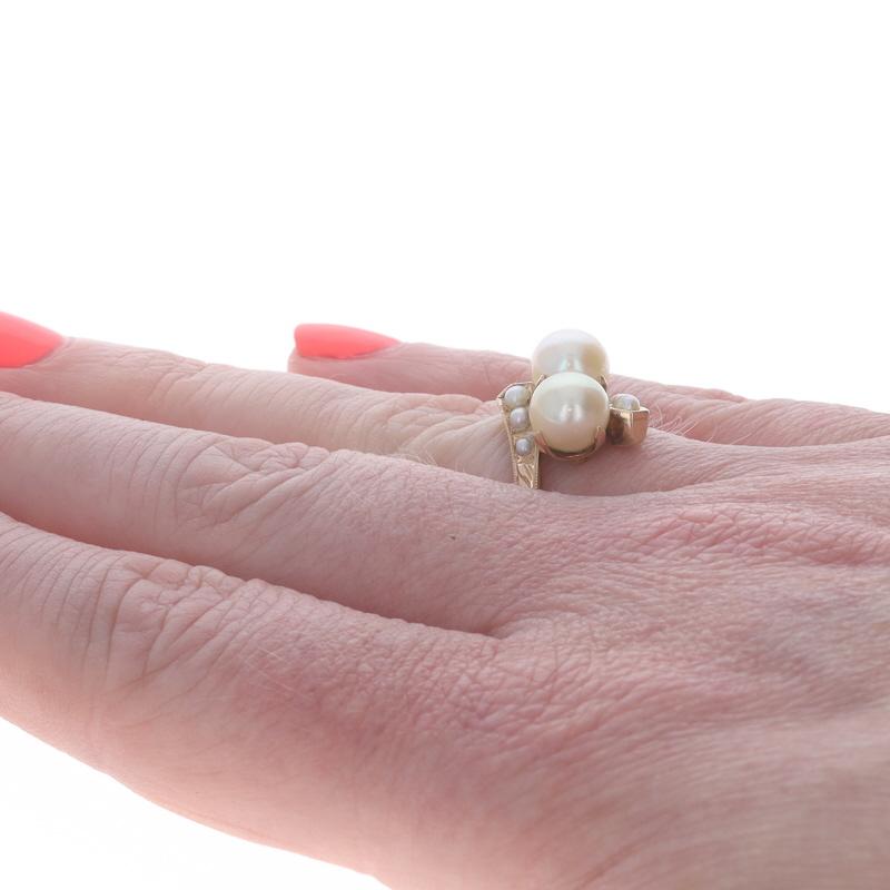 Bague Bypass en or jaune avec perles de culture d'Akoya Art Deco - 14k Two-Stone Vintage Pour femmes en vente