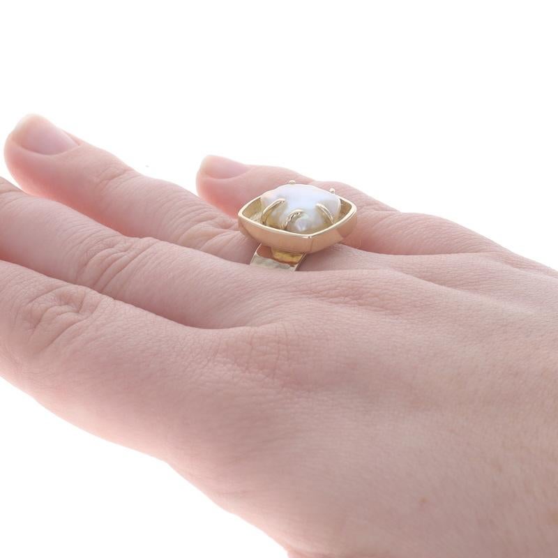 Size: 7 3/4
Sizing Fee: Up 5 sizes for $60 or Down 5 sizes for $40

Metal Content: 14k Yellow Gold

Stone Information

Cultured Baroque Pearl
Color: White

Style: Cocktail Solitaire
Features: Smooth & Textured Finishes

Measurements

Face Height