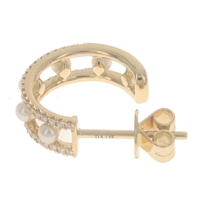 Orecchini a cerchio in oro giallo con perle d'acqua dolce coltivate e diamanti - 14k .17ctw in vendita 1