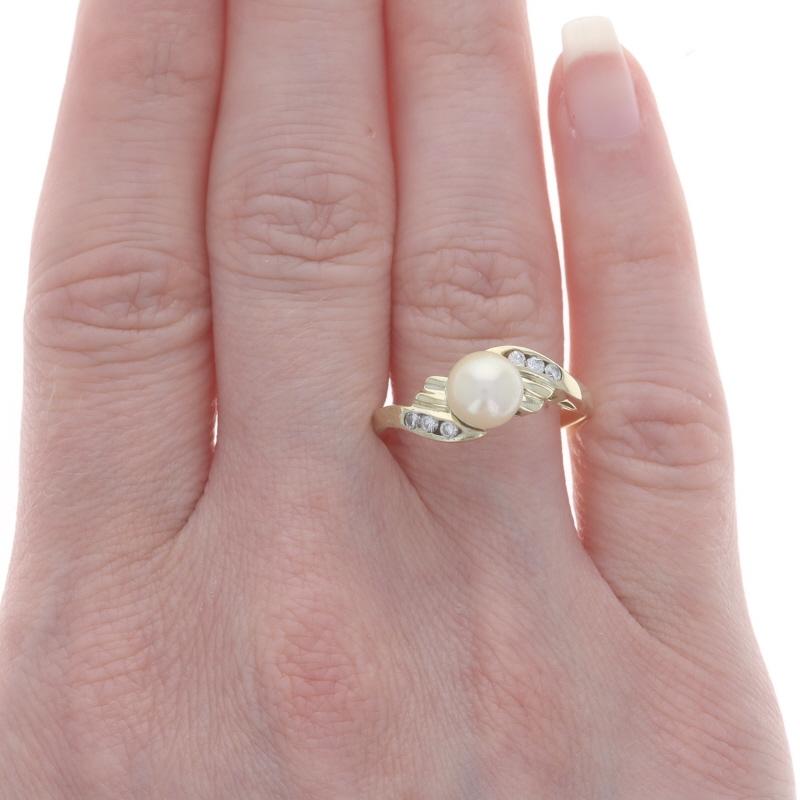 Perlina Anello bypass con perle coltivate e diamanti in oro giallo - 14k .15ctw in vendita