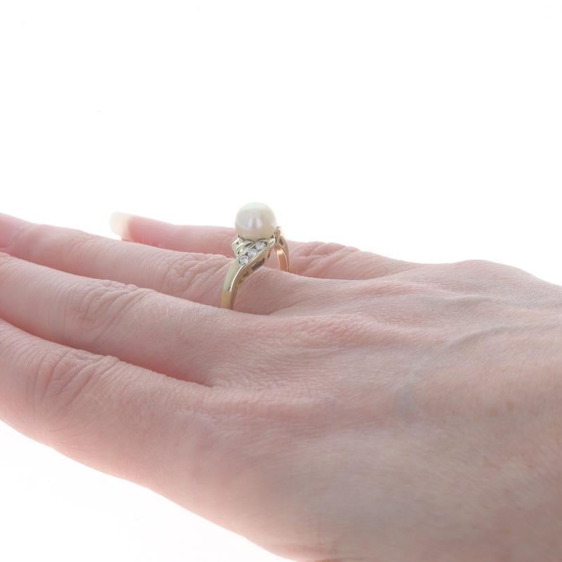 Donna Anello bypass con perle coltivate e diamanti in oro giallo - 14k .15ctw in vendita