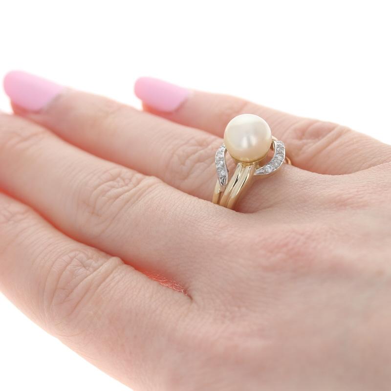 Yellow Gold Cultured Pearl & Diamond Bypass Ring - 14k Round .18ctw 8.7mm In Excellent Condition For Sale In Greensboro, NC