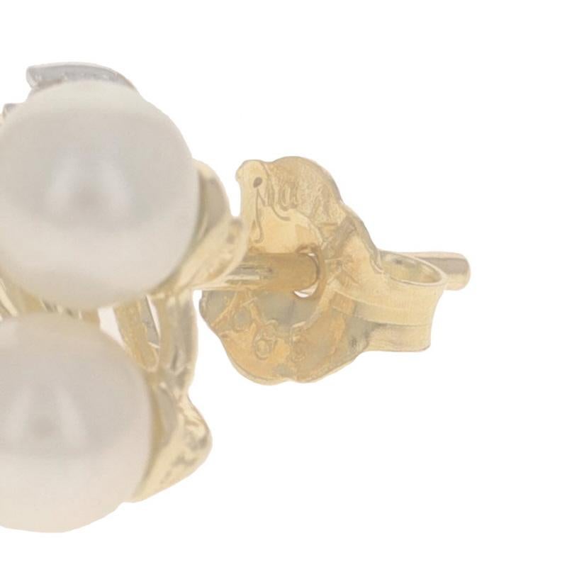 Orecchini con perle coltivate in oro giallo e diamanti a grappolo - 14 carati, con chiusura a forchetta In condizioni ottime in vendita a Greensboro, NC