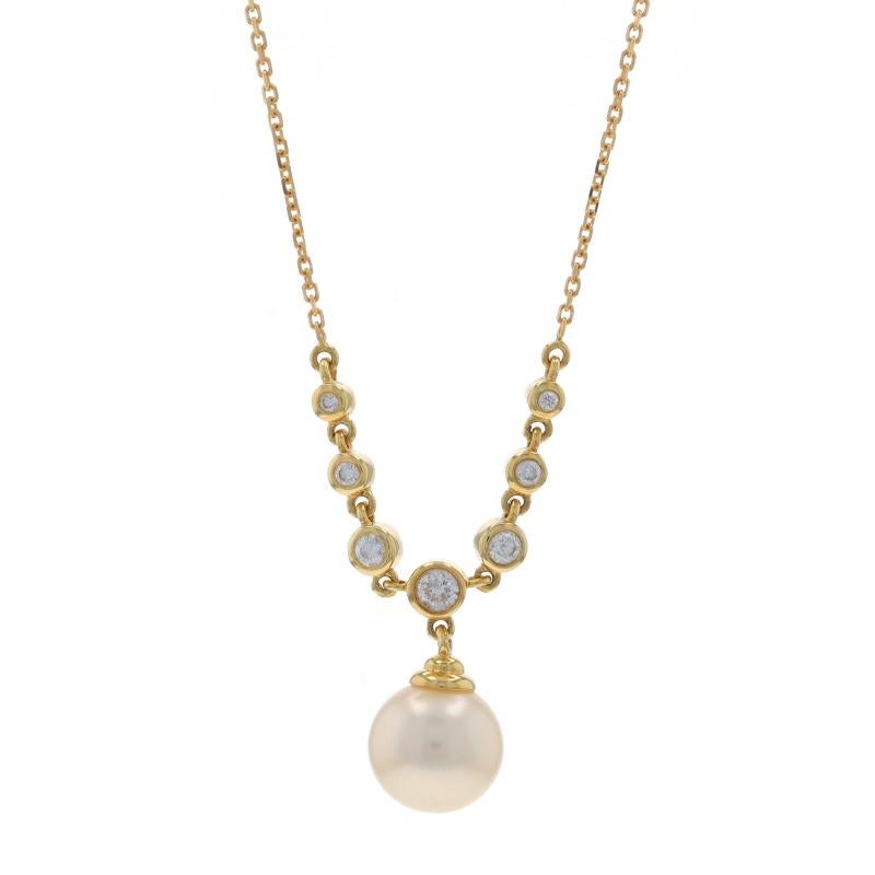 Contenuto del metallo: Oro giallo 14k

Informazioni su A. Stone

Perla coltivata
Dimensioni: 8,4 mm

Diamanti naturali
Carati: .20ctw
Taglio: Rotondo brillante
Colore: G
Chiarezza: VS2 - SI1

Carati totali: .20ctw

Stile: Goccia
Stile della catena: