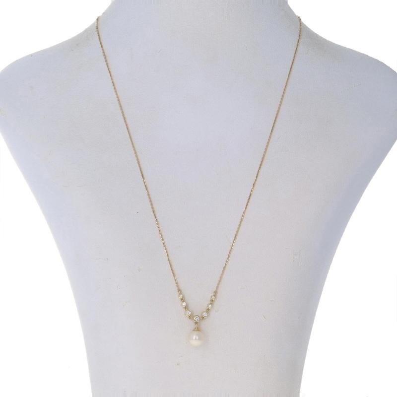 Taglio rotondo Collana con perle coltivate e diamanti in oro giallo - 14k .20ctw regolabile in vendita
