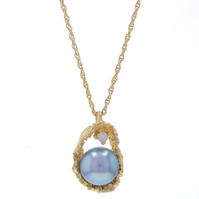 Contenu du métal : Or jaune 14k

Informations sur les pierres

Perle de culture
Couleur : Gris bleuâtre

Diamant naturel
Carat(s) : .05ct
Coupe : Brillant rond
Couleur : H
Clarté : I1

Style : Solitaire avec accent
Style de chaîne : Prince de