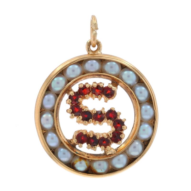 Epoche: Vintage By

Metallgehalt: 14k Gelbgold

Informationen zu Stein

Zuchtperlen

Natürliche Granate
Schnitt: Rose
Farbe: Rot

Thema: Initiale S, Monogram Buchstabe

Messungen

Höhe (ab stationärem Bügel): 31/32