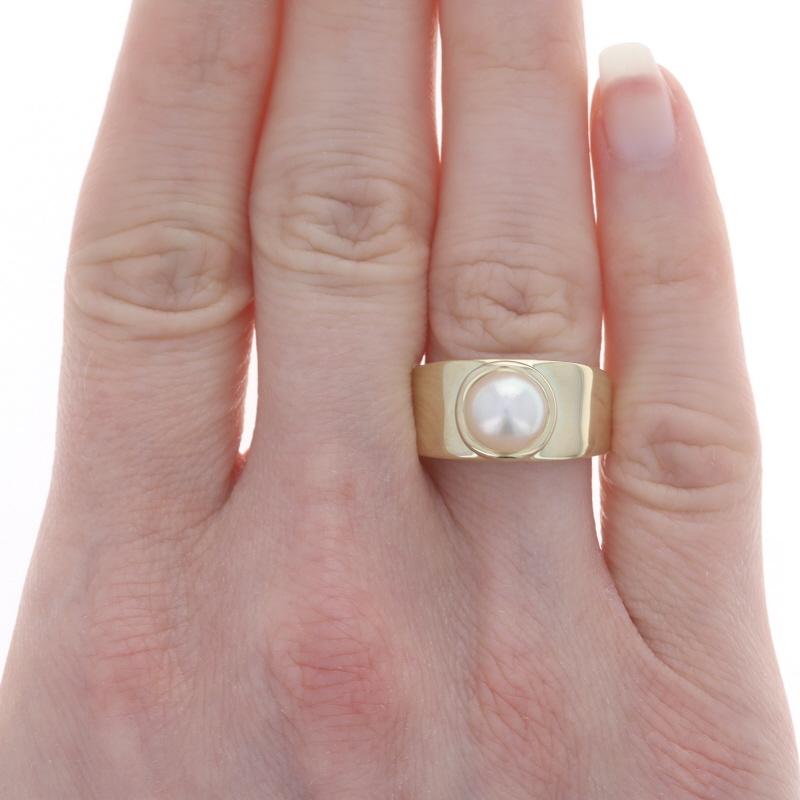 Size: 7 1/4
Sizing Fee: Up 2 sizes for $60 or Down 3 sizes for $50

Metal Content: 14k Yellow Gold

Stone Information

Cultured Pearl
Size: 7.7mm

Style: Solitaire
Features: Slightly contoured shoulders

Measurements

Face Height (north to south):