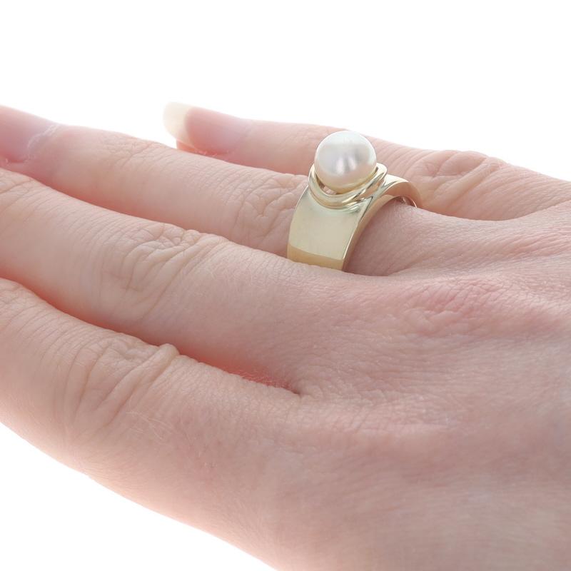 Yellow Gold Cultured Pearl Solitaire Ring - 14k In Excellent Condition For Sale In Greensboro, NC
