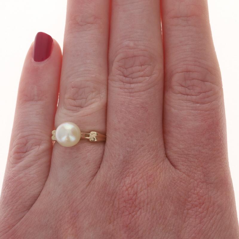 Perlina Anello solitario con perla coltivata in oro giallo 14k Scrollwork in vendita