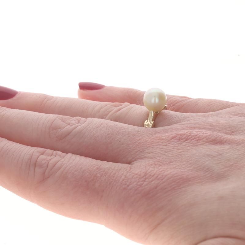 Donna Anello solitario con perla coltivata in oro giallo 14k Scrollwork in vendita