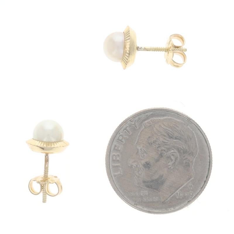 Pendientes de Oro Amarillo con Perla Cultivada - 18k Grabados Perforados Atornillados en Excelente estado para la venta en Greensboro, NC