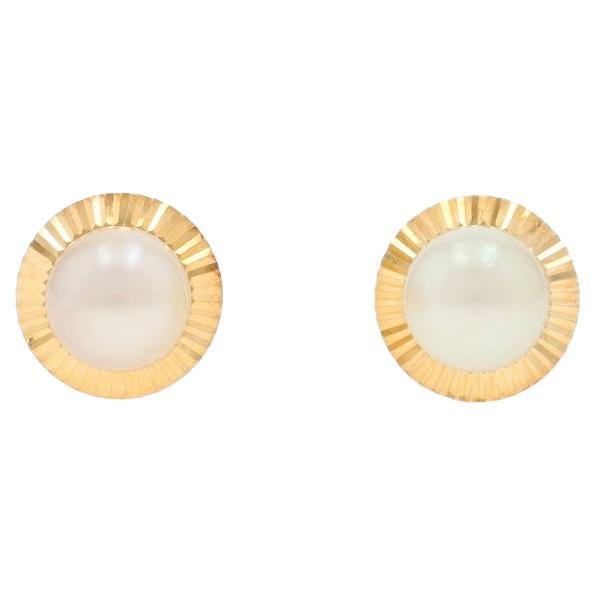 Gelbgold Zuchtperlen-Ohrstecker - 18k geätzte, durchbrochene Schraubverschlüsse
