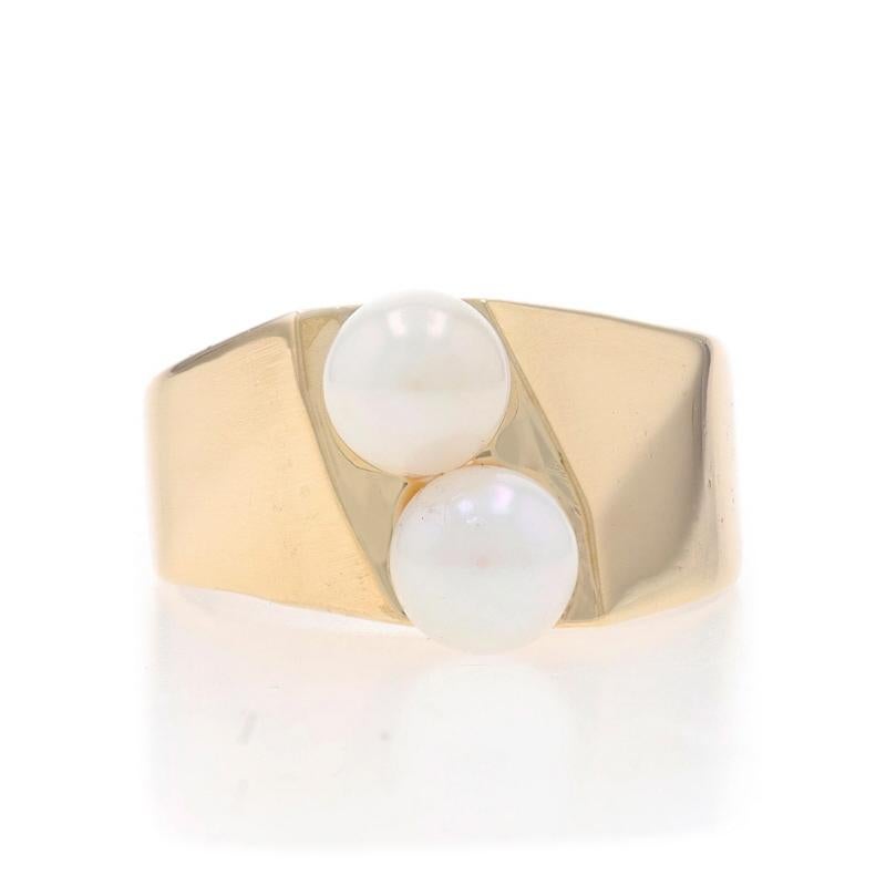 Taille : 5 1/4
Frais de taille : Up&Up 3 tailles pour 30 $ ou Down 1 1/2 tailles pour 30 $.

Contenu du métal : Or jaune 10k

Informations sur les pierres
Perle de culture
Couleur : blanc
Taille : 5,3 mm et 5,4 mm

Style : Deux