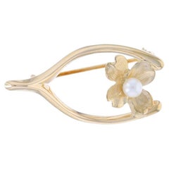 Spilla in oro giallo con perla coltivata e fiore di corniolo - spilla portafortuna 14k