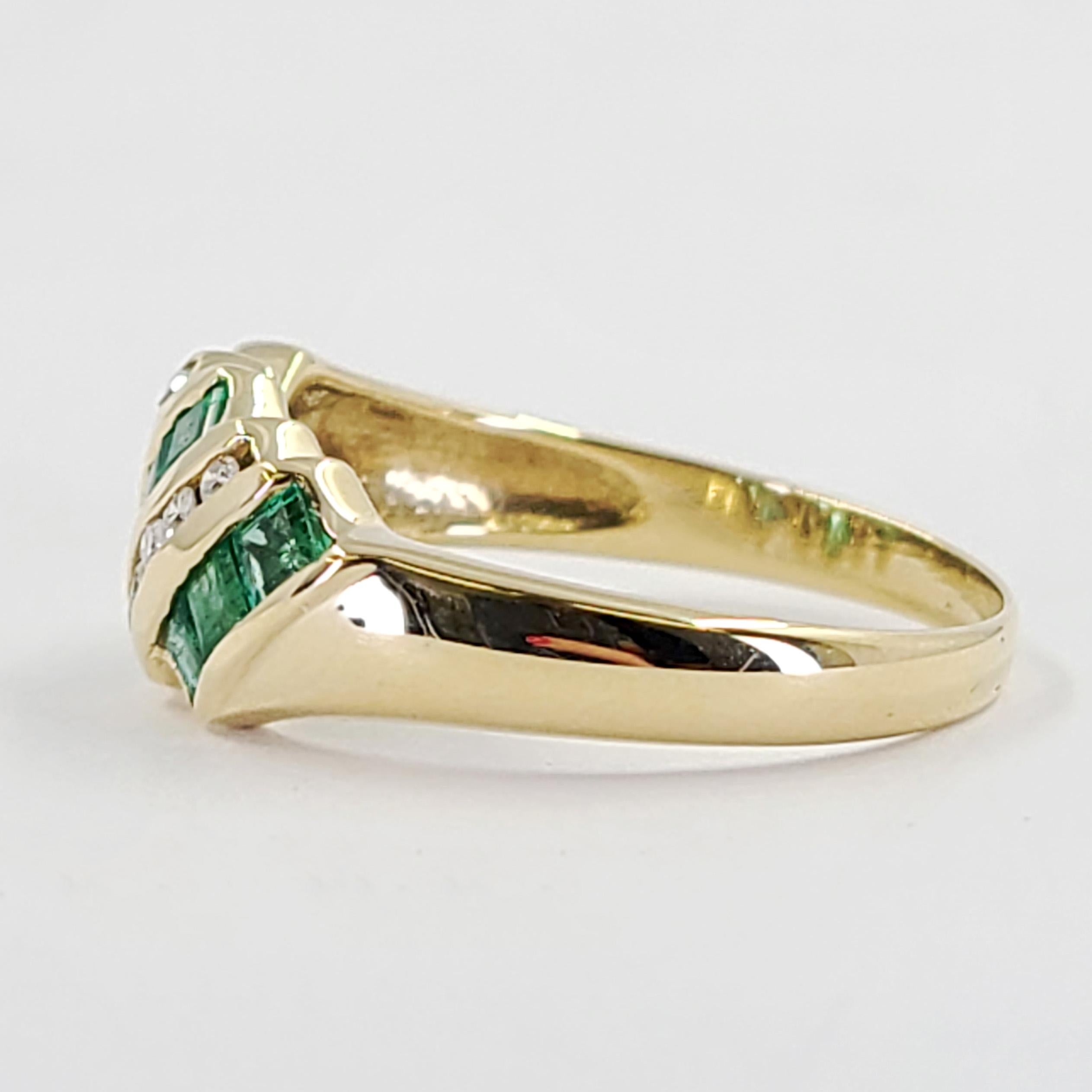 14 Karat Gelbgold geschwungener Ring mit 10 quadratisch geschnittenen Smaragden von insgesamt ca. 1,00 Karat und 10 runden Diamanten der Reinheit SI und Farbe H von insgesamt 0,10 Karat in Kanaleinstellungen. Fingergröße 7; Der Kauf beinhaltet einen