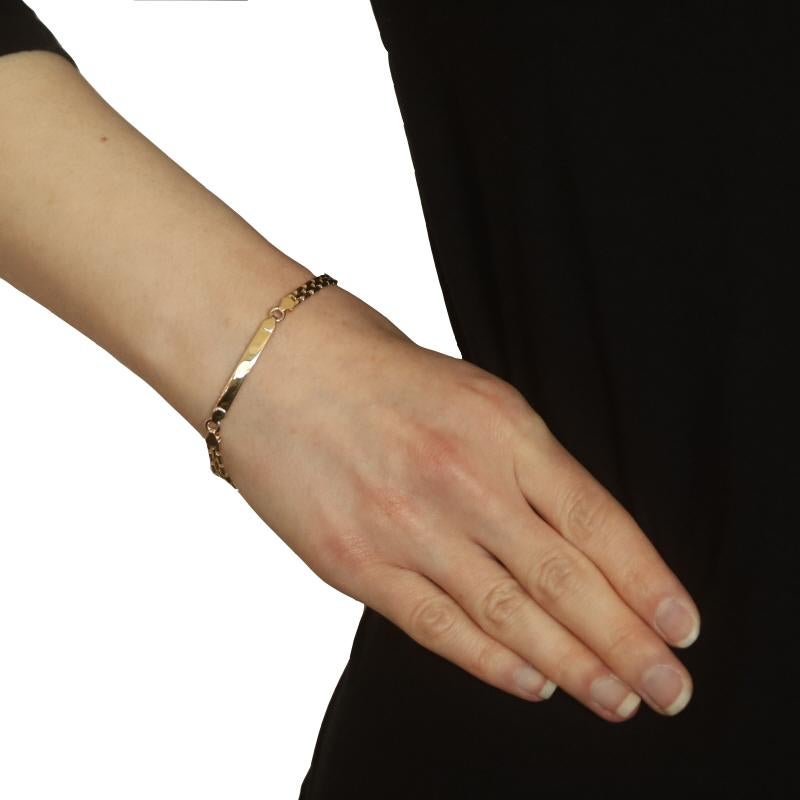 Contenuto metallico: Oro giallo 14k e oro bianco 14k

Stile: Barra di identificazione curva
Stile della catena: A Link
Tipo di chiusura: Chiusura a moschettone
Caratteristiche: Barre solide incidibili e anelli di catena vuota

Misure

Larghezza