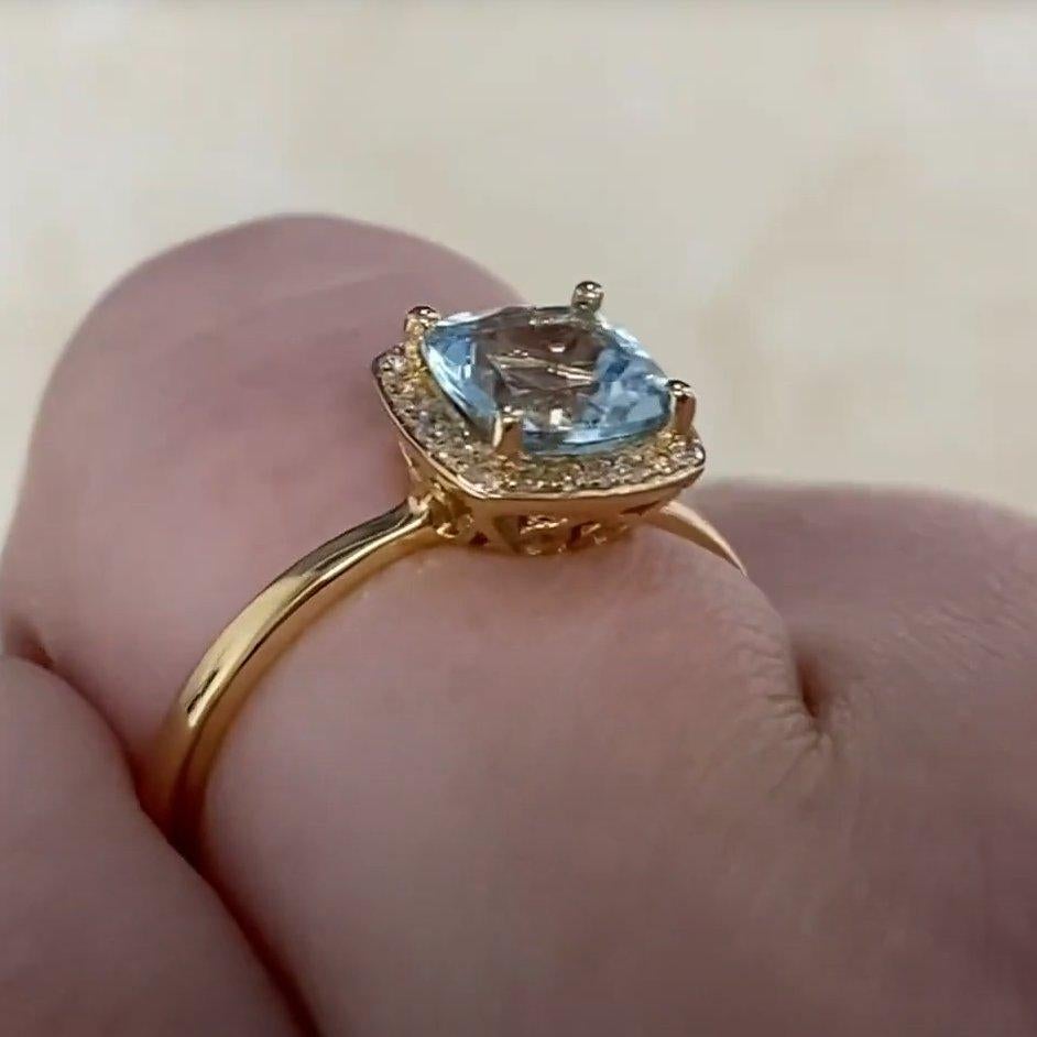 Anillo de oro amarillo talla cojín (aprox. 0,90 quilates) Aguamarina con halo de diamantes Corte cojín en venta