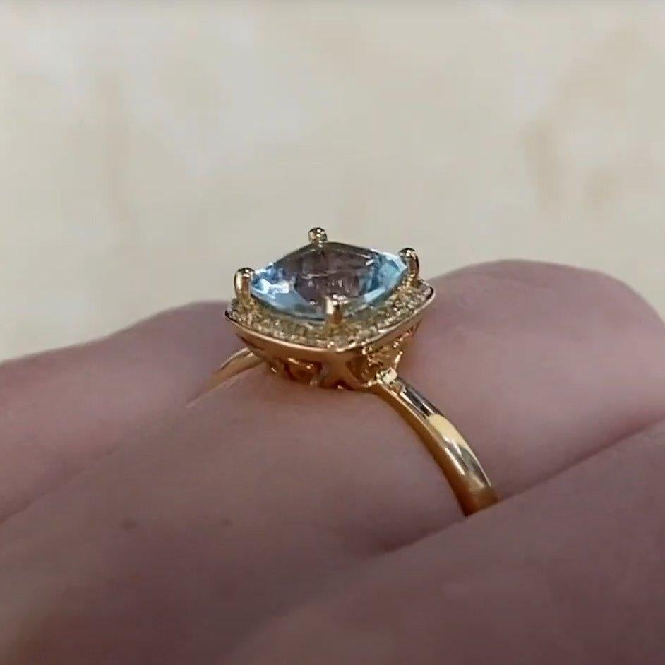 Anillo de oro amarillo talla cojín (aprox. 0,90 quilates) Aguamarina con halo de diamantes en Excelente estado para la venta en New York, NY
