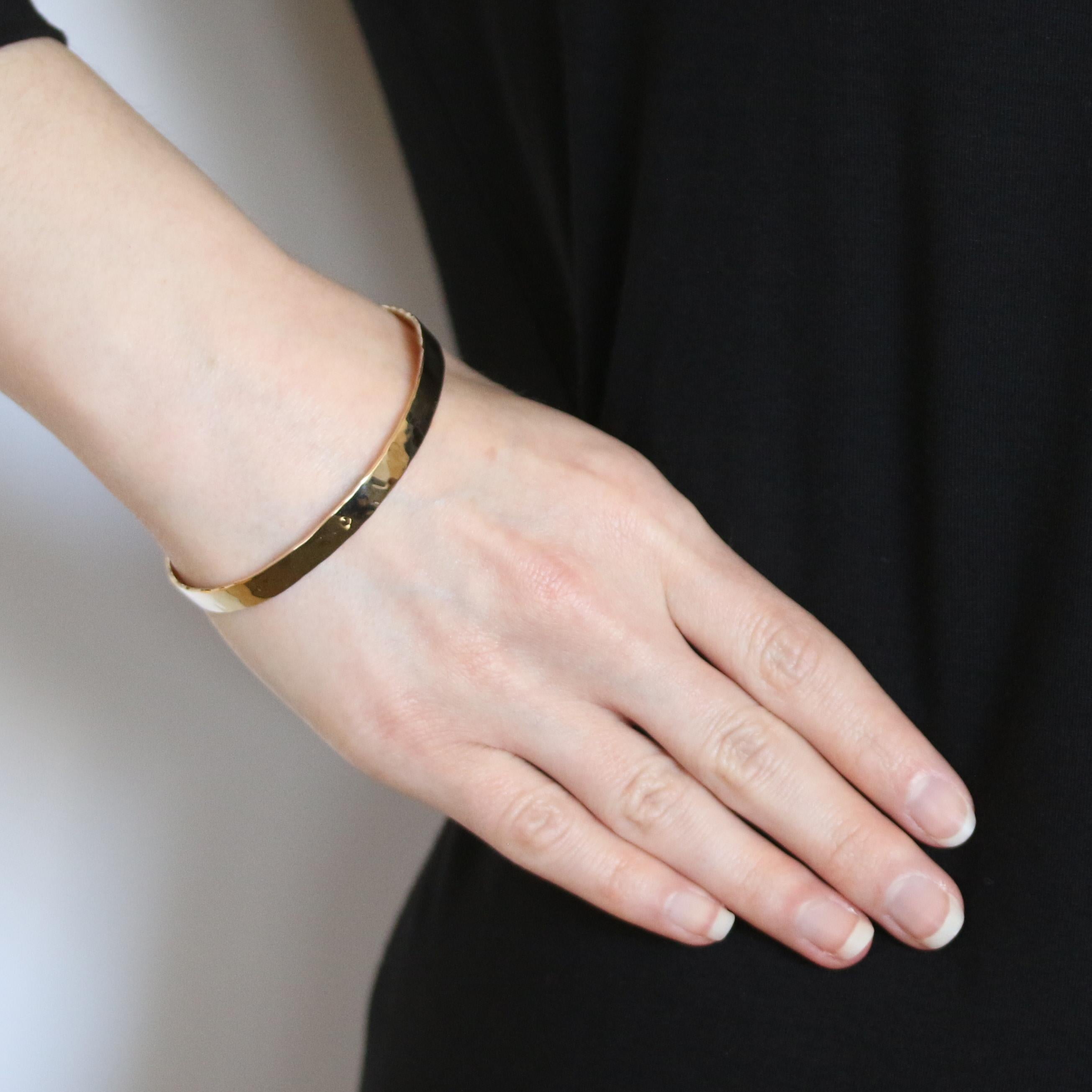 Contenu du métal : Or jaune 14k 

Style de bracelet : Manchette ovale 
Type de fermeture : N/A (glisse sur le poignet)
Caractéristiques : Finition martelée 

Mesures : 
Circonférence intérieure : 7