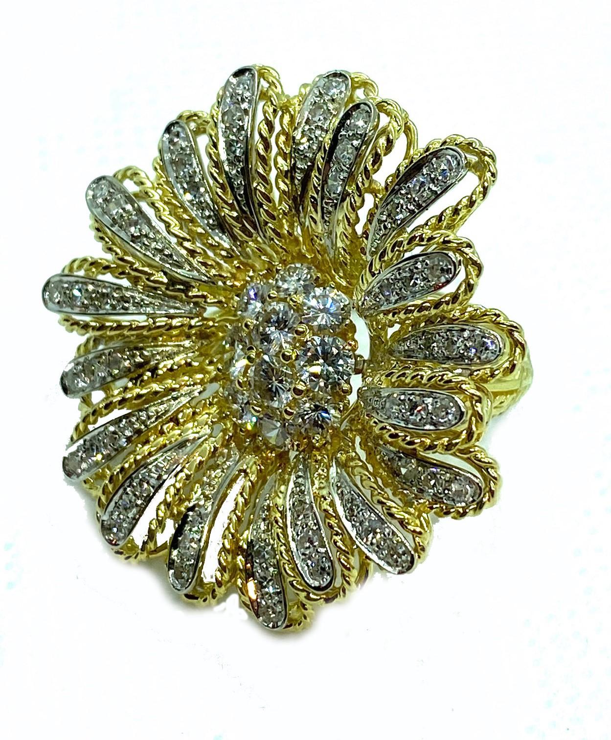 Round Cut Yellow Gold Daisy Ring For Sale