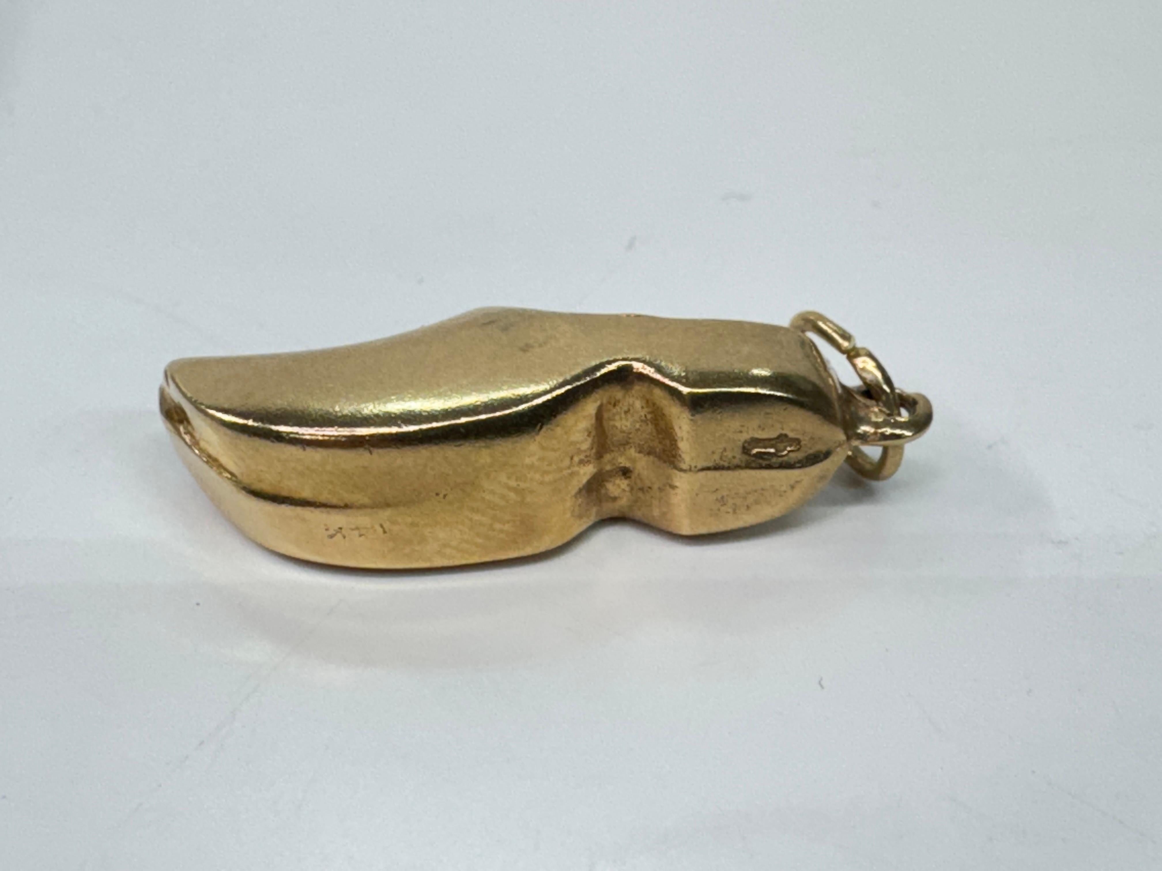 Pendentif sabot danois en or jaune en vente 1