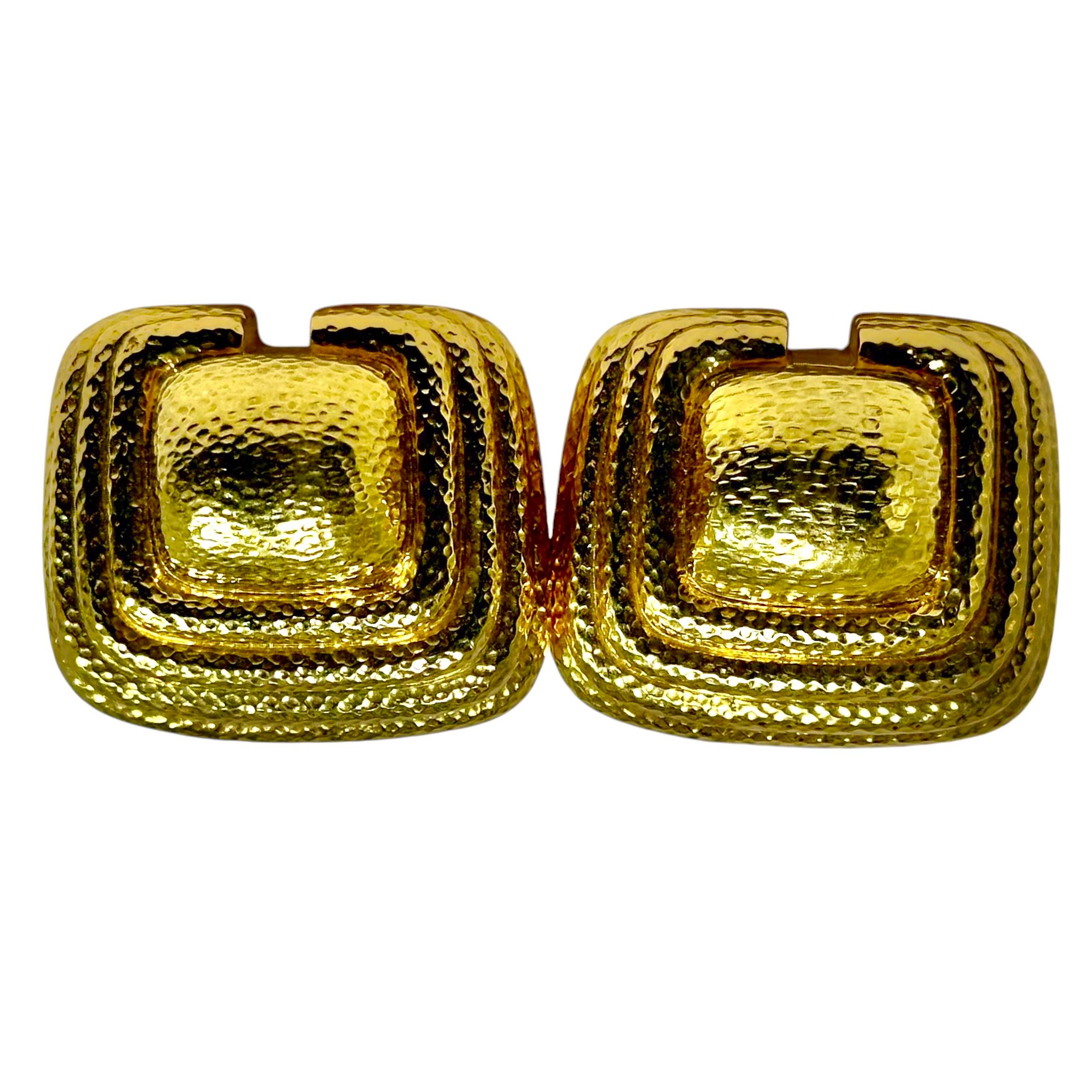Une paire de boucles d'oreilles en or jaune 18 carats de David Webb, présentant un design d'inspiration antique, magnifiquement martelé pour un aspect riche. Ces boucles d'oreilles étonnantes mesurent 1 1/8 pouce de long, et 1 1/4 pouce de large. La