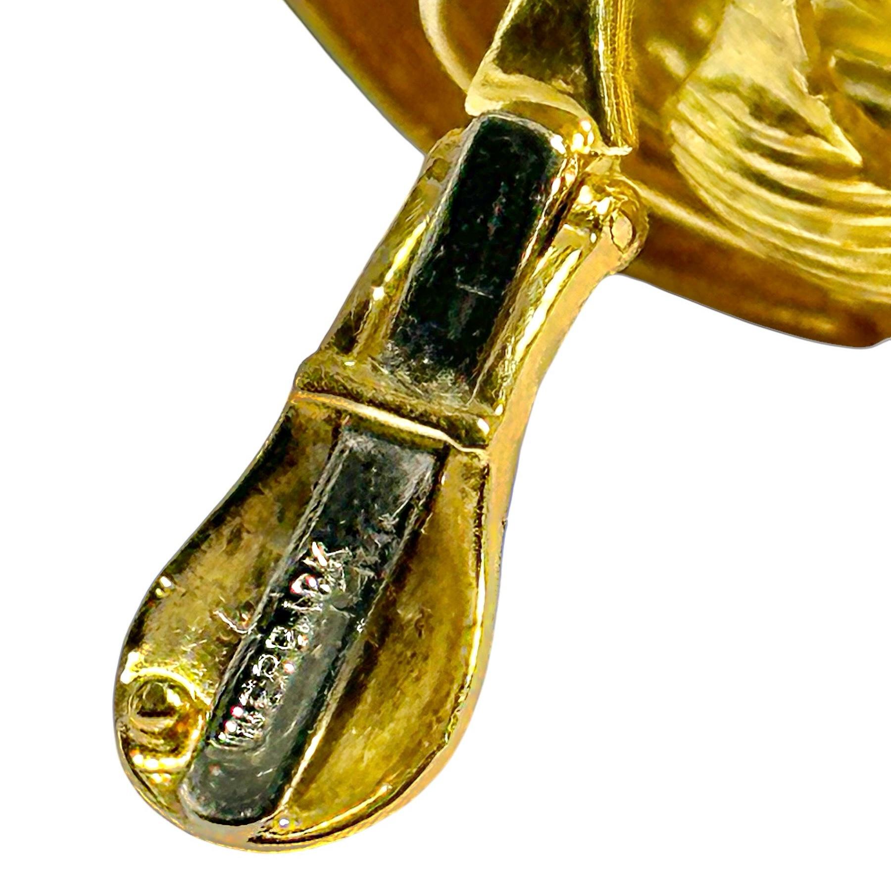 David Webb Boucles d'oreilles en or jaune de conception classique avec finition martelée Bon état - En vente à Palm Beach, FL
