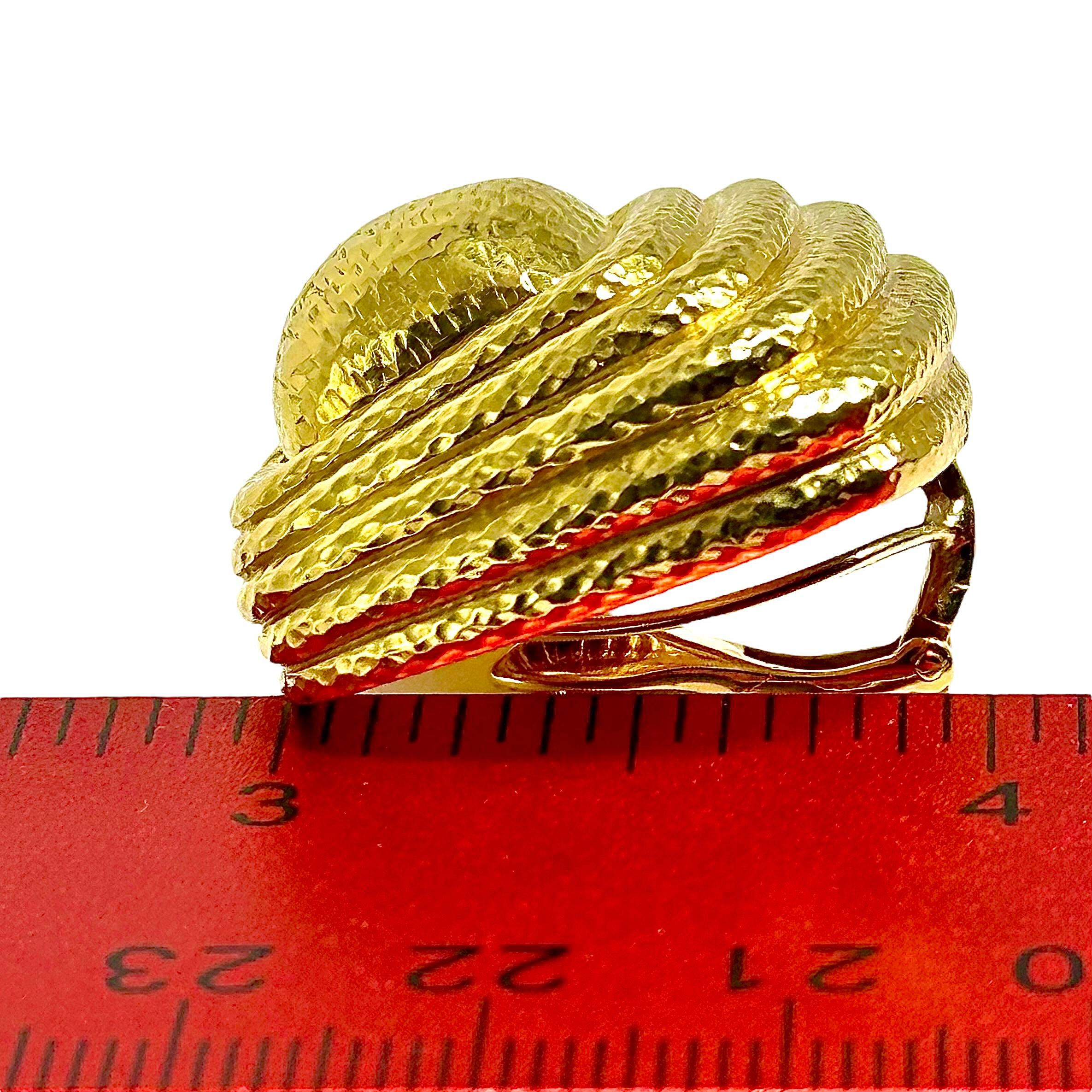 David Webb Boucles d'oreilles en or jaune de conception classique avec finition martelée en vente 1