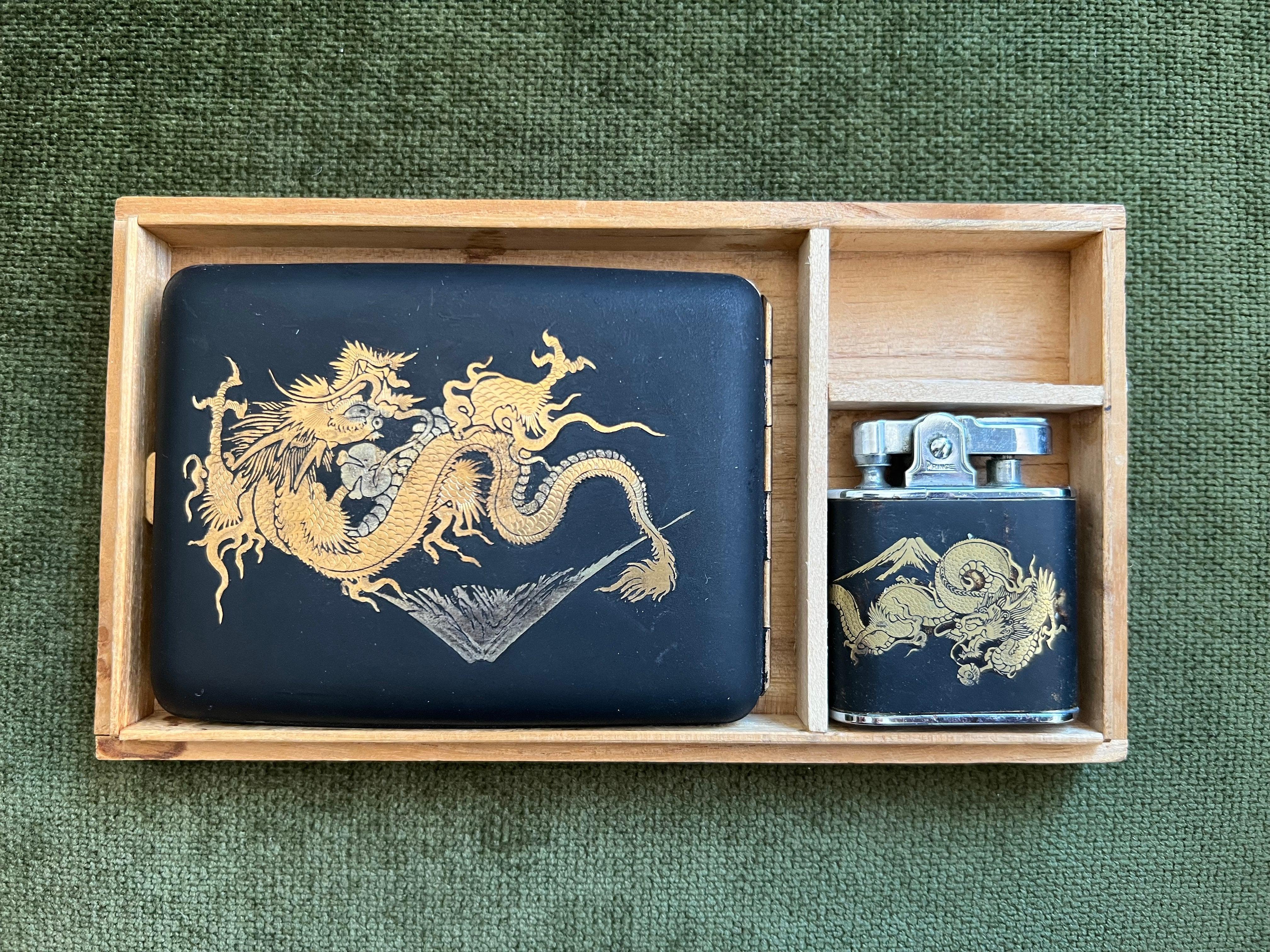 Art déco Étui et briquet vintage Komai Damascene en or jaune décoré de dragons de la Seconde Guerre mondiale en vente