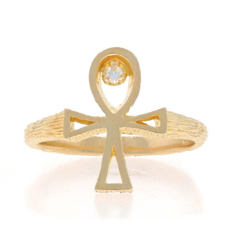 Taille : 6
Frais de taille : Up&Up 2 tailles pour $50 ou Down 1 taille pour $40

Contenu du métal : Or jaune 14k

Informations sur les pierres

Diamant naturel
Carat(s) : .03ct
Coupe : Simple
Couleur : I
Clarté : VS1

Thème : Ahnk, vie éternelle,
