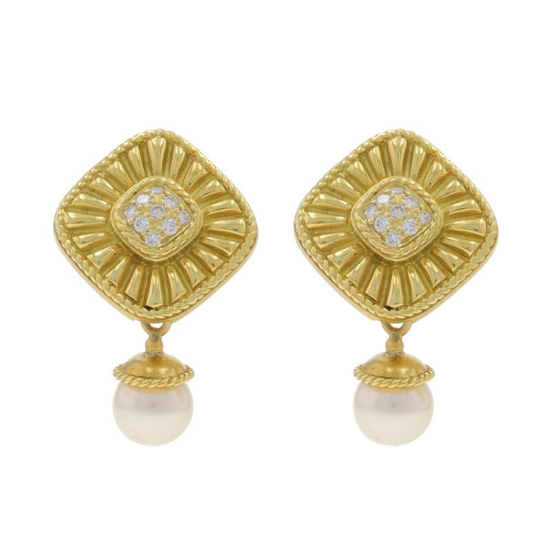 Contenu du métal : Or jaune 18k

Informations sur les pierres

Diamants naturels
Carat(s) : .27ctw
Coupe : Brillant rond
Couleur : F - G
Clarté : VS1 - VS2

Perles de culture Akoya

Total des carats : .27ctw

Style : Pendentif
Type de fermeture :