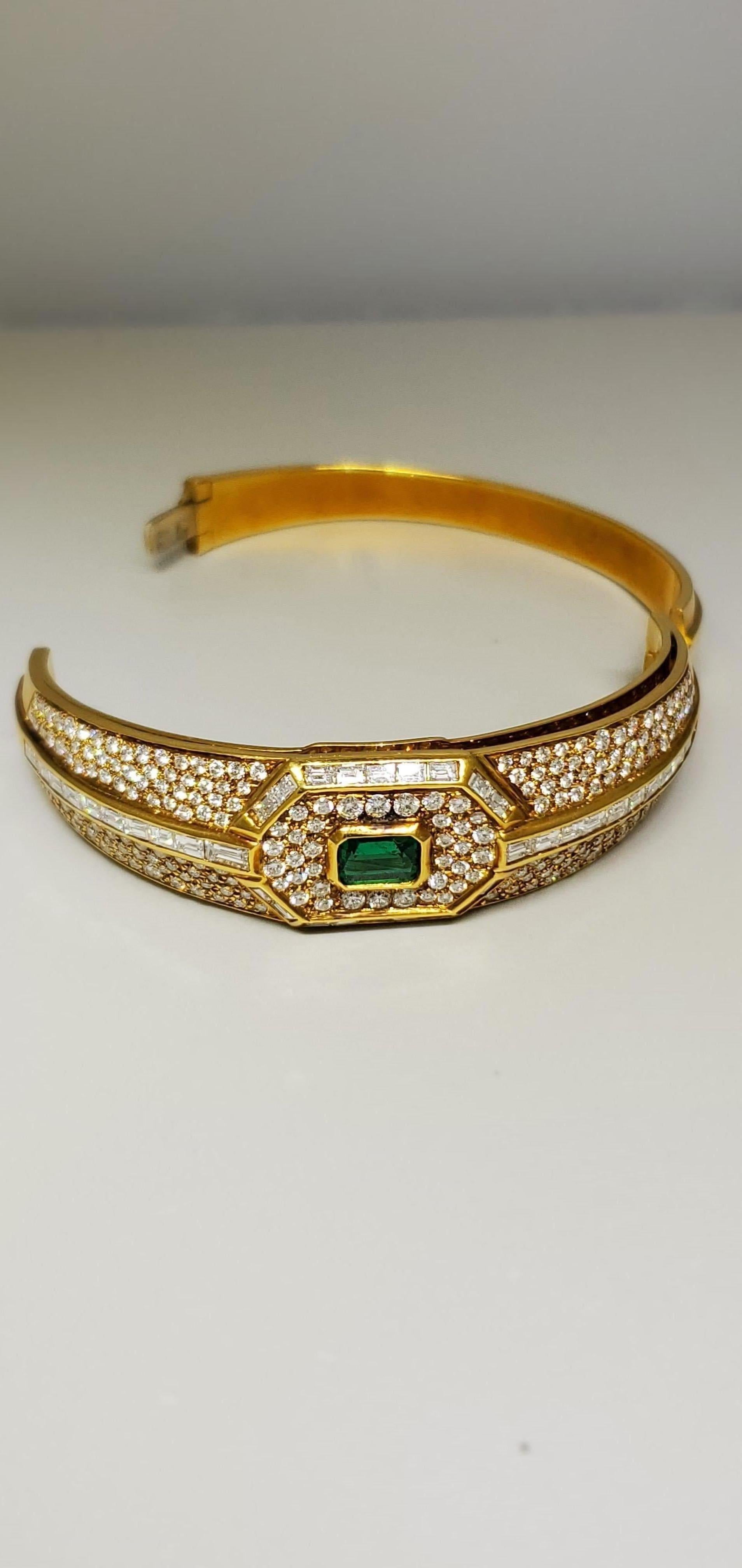 Yellow Gold Diamond and Emerald Bangle In Excellent Condition For Sale In New York, NY